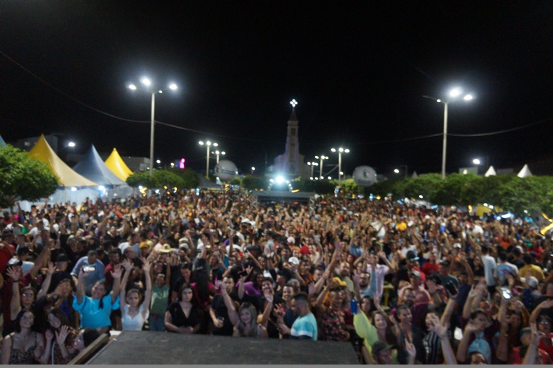DSC04503 Raquel dos Teclados arrasta uma multidão para São Sebastião do Umbuzeiro no encerramento da Festa do Padroeiro