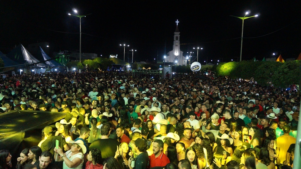 DSC00513 Multidão prestigia shows na penúltima noite das festividades de São Sebastião em Sebastião do Umbuzeiro