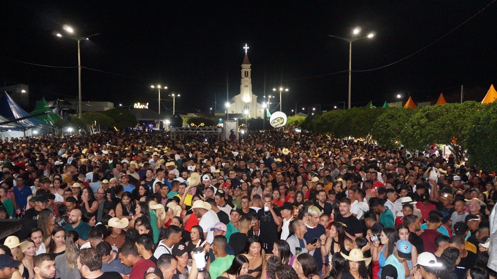 DSC00521 Multidão prestigia shows na penúltima noite das festividades de São Sebastião em Sebastião do Umbuzeiro
