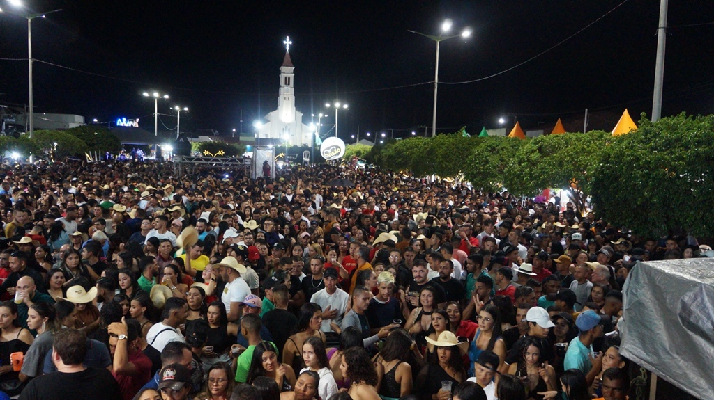 DSC00526 Multidão prestigia shows na penúltima noite das festividades de São Sebastião em Sebastião do Umbuzeiro