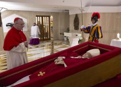 Vaticano revela primeiras fotos do corpo do Papa Francisco após morte