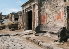 Arqueólogos encontraram um banco de espera de 2 mil anos em Pompeia e as paredes ao lado ainda guardavam rabiscos de quem ficou sentado ali