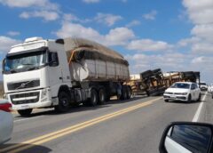 Trecho da BR-230 fica bloqueada após tombamento de semirreboque de carreta, na Paraíba